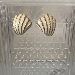 Jilbari Scallop Shell Earrings